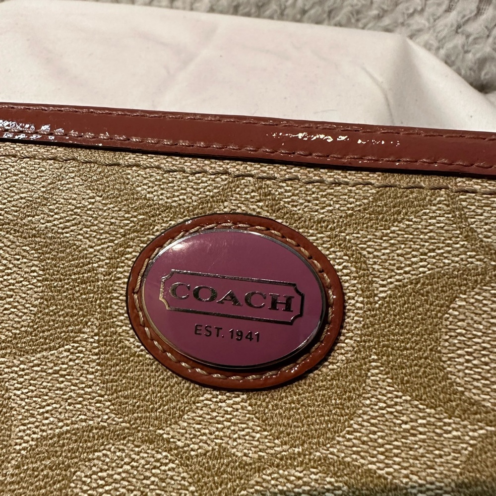 Authentic  Signature Coach Wallet - Picture 4 of 13